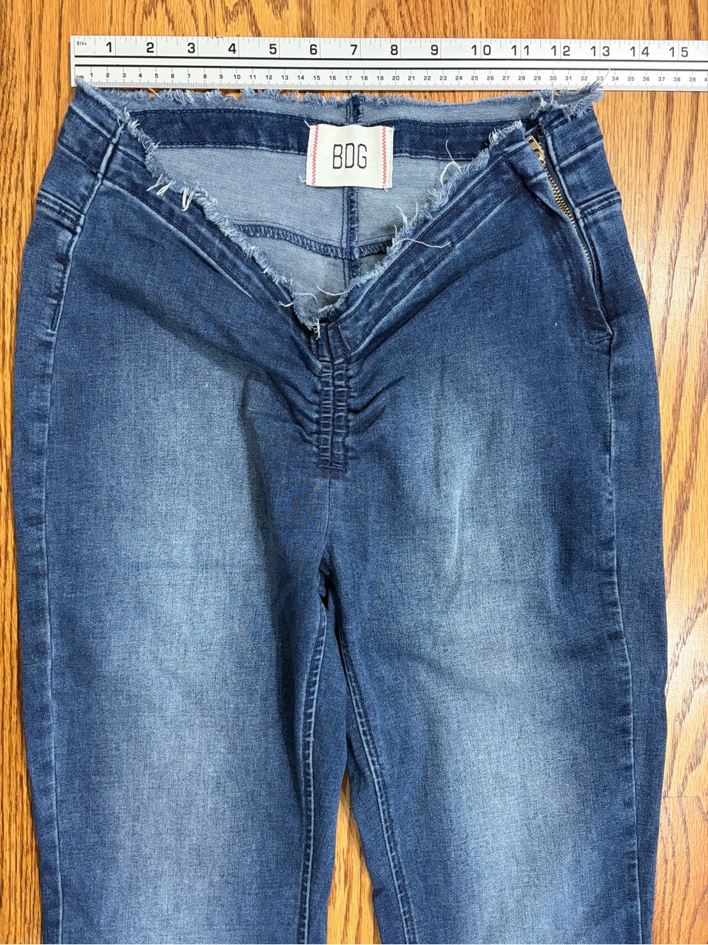 Urban Outfitters BDG Ruched Dipped V Flare Stretchy Side-zip Jeans (28) - Picture 7 of 10